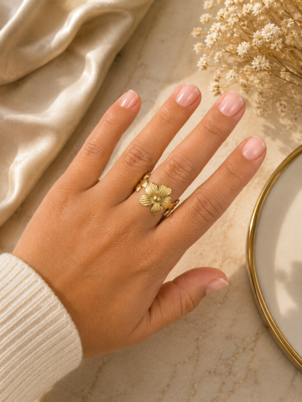 Anillo dorado de flores